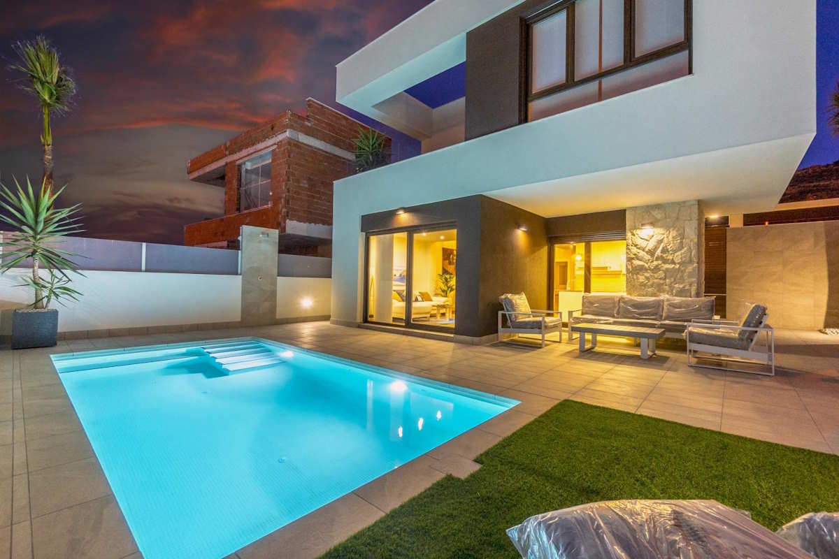 NEU GEBAUTE VILLA IN ROJALES